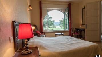 4 slaapkamers, een bureau, een strijkplank/strijkijzer, gratis wifi