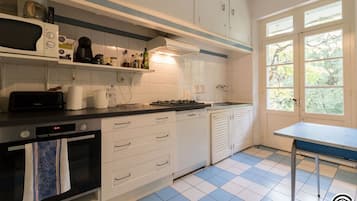 Een koelkast, een microgolfoven, een oven, een kookplaat