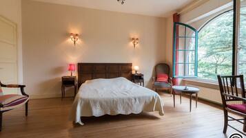 4 bedrooms, desk, iron/ironing board, free WiFi