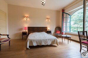4 bedrooms, desk, iron/ironing board, free WiFi