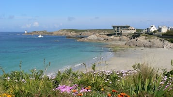 Una spiaggia nelle vicinanze