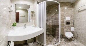 Comfort-Studio, Stadtblick | Badezimmer | Regendusche, kostenlose Toilettenartikel, Haartrockner, Handtücher