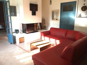 تلفزيون، مدفأة، مشغل دي في دي، تنس طاولة