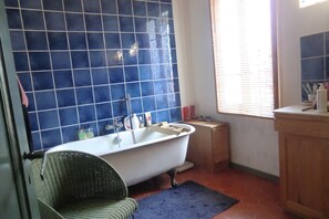 Baignoire, sèche-cheveux, serviettes fournies