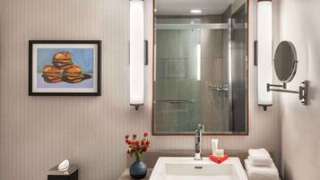 Kostenlose Toilettenartikel, Haartrockner, Handtücher, Seife