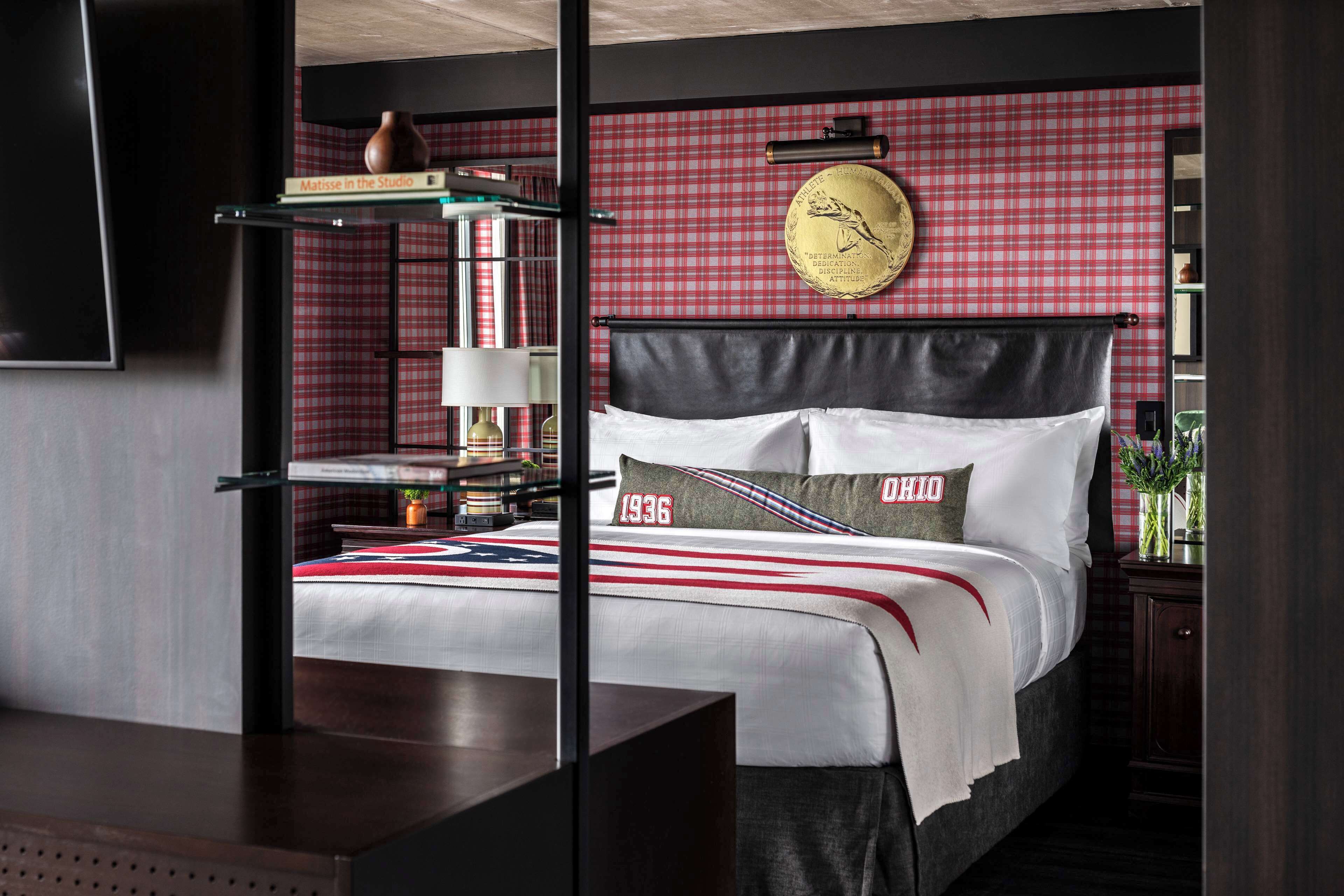 Studio Suite, 1 King Bed, Roll-in Shower (Mobility & Hearing) | Egyptian cotton sheets, premium bedding, pillowtop beds, in-room safe