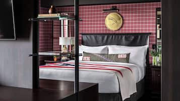 Studio Suite, 1 King Bed, Roll-in Shower (Mobility & Hearing) | Egyptian cotton sheets, premium bedding, pillowtop beds, in-room safe