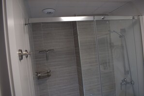 Combined shower/tub, hair dryer, bidet, towels