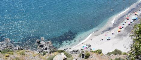 Playa en los alrededores, camastros y toallas de playa