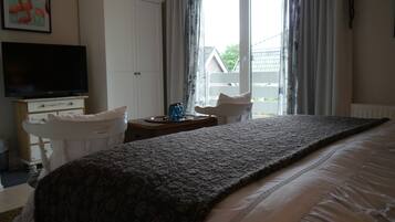 Romantisches Doppelzimmer, Blick auf den Innenhof (Federzimmer) | Allergikerbettwaren, individuell dekoriert, individuell eingerichtet