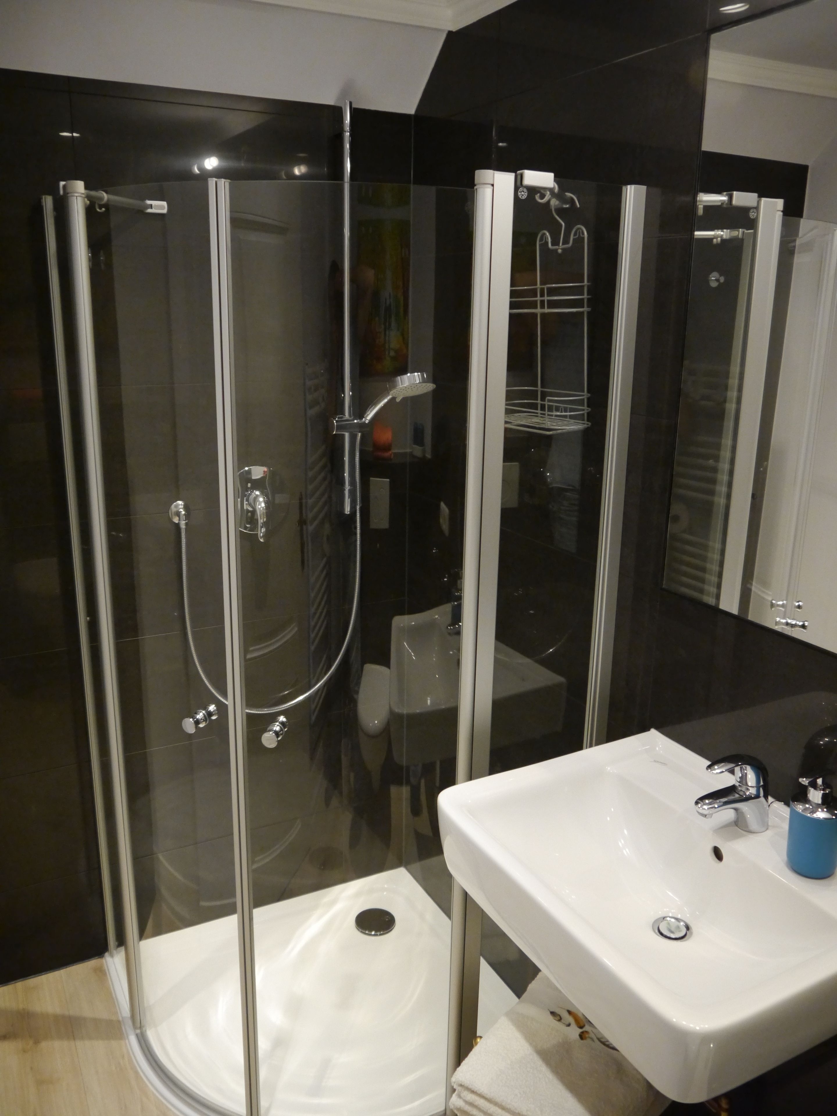 Romantisches Doppelzimmer, Blick auf den Innenhof (Federzimmer) | Badezimmer | Dusche, Regendusche, Haartrockner, Handtücher