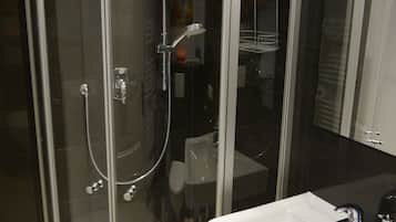 Romantisches Doppelzimmer, Blick auf den Innenhof (Federzimmer) | Badezimmer | Dusche, Regendusche, Haartrockner, Handtücher