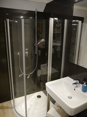 Quarto casal romântico, vista para o pátio (Federzimmer) | Banheiro | Chuveiro, chuveiro com efeito de chuva, secador de cabelo 
