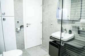 Haartrockner, Handtücher, Shampoo, Toilettenpapier