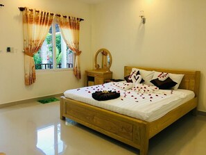 1 Schlafzimmer, Schreibtisch, schallisolierte Zimmer