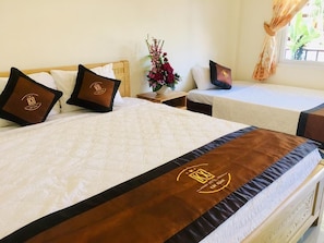 1 Schlafzimmer, Schreibtisch, schallisolierte Zimmer