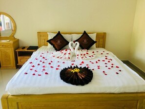 1 Schlafzimmer, Schreibtisch, schallisolierte Zimmer