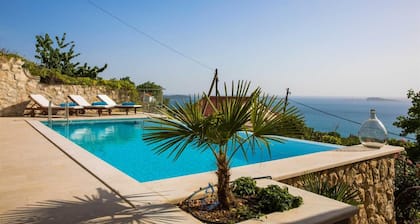Stunning luxury 6-BR villa for 12+2, with heated pool, close to the sea