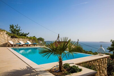 Stunning luxury 6-BR villa for 12+2, with heated pool, close to the sea
