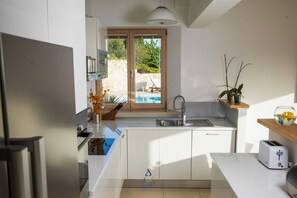 Réfrigérateur, four à micro-ondes, un four, surface de cuisson