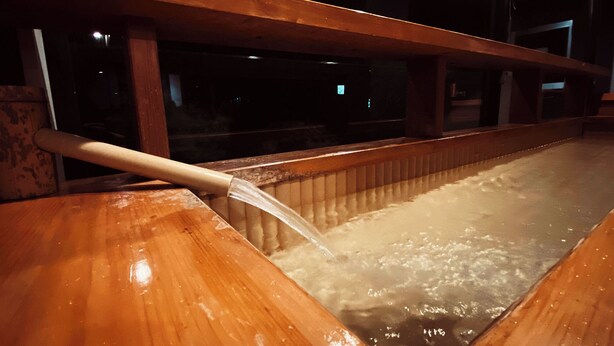 A wooden bathtub with water flowing into it. - Hotel & Onsen 2307 Shigakogen (Yamanouchi)