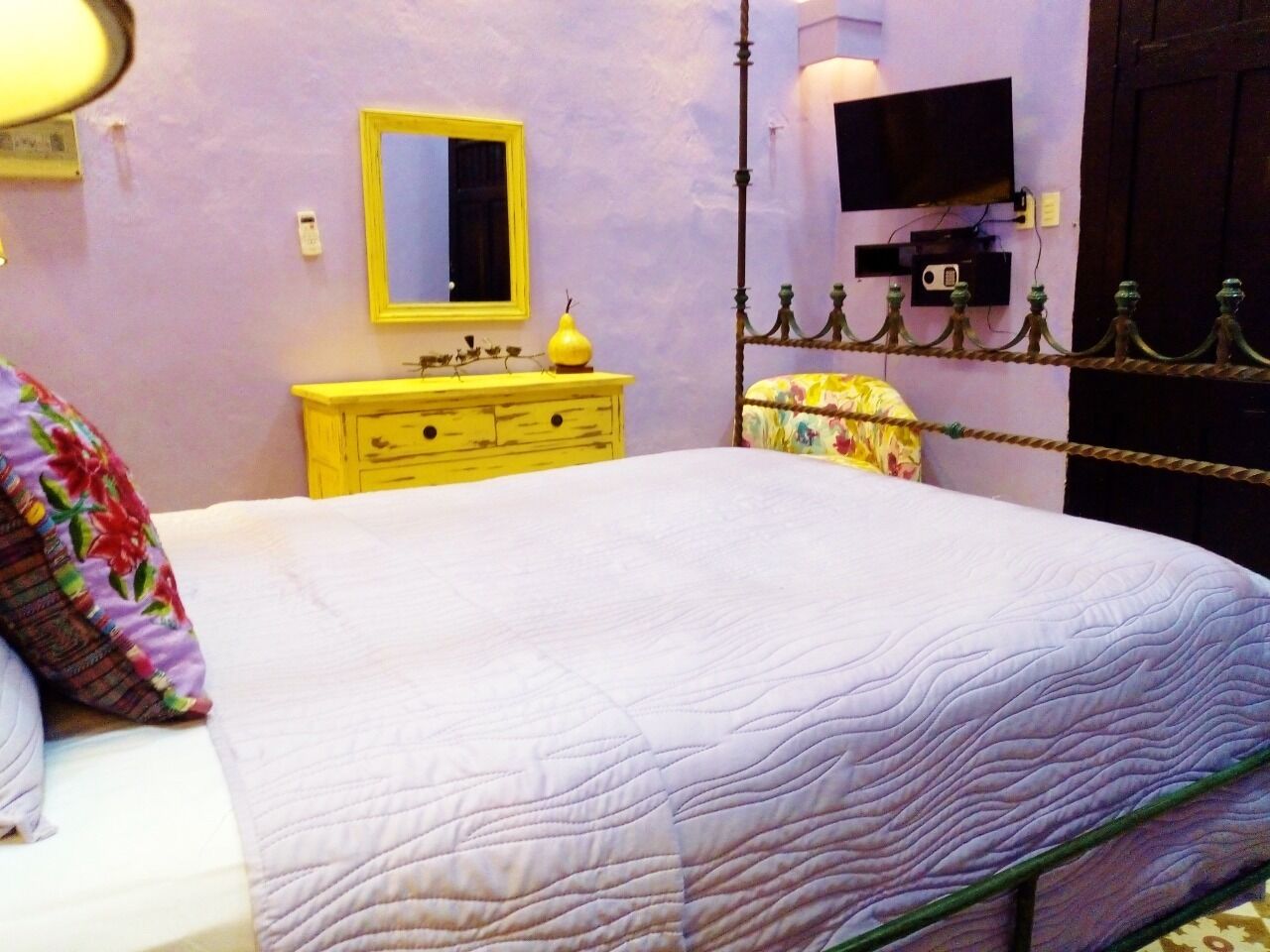 Standaard kamer | Een kluis op de kamer, individueel gedecoreerd, gratis wifi, beddengoed