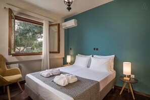 Villa | Iron/ironing board, free WiFi, bed sheets