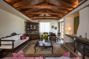 Villa | Living area | Smart TV, fireplace, Netflix