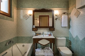 Ein Badezimmer mit Badewanne, Toilette und Waschbecken.