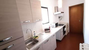 Fridge, microwave, oven, coffee/tea maker