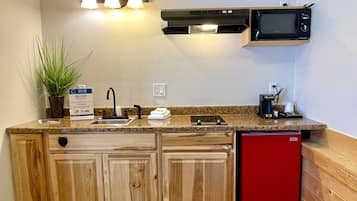 Exclusive Studio Suite, 1 Queen Bed, Kitchen | Memory foam beds, individually decorated, individually furnished, desk