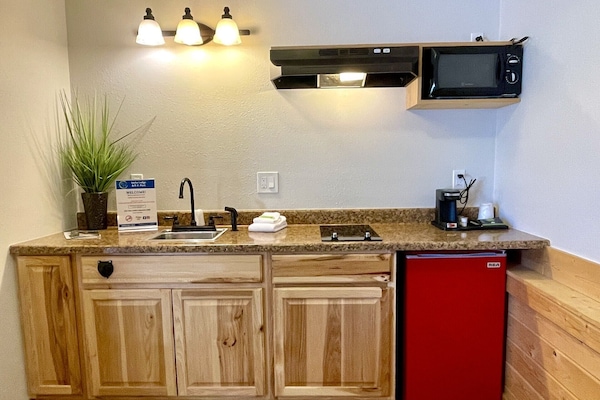 Exclusive Studio Suite, 1 Queen Bed, Kitchen | Memory-foam beds, individually decorated, individually furnished, desk