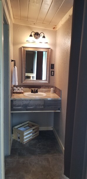 Classic Double Room | Bathroom