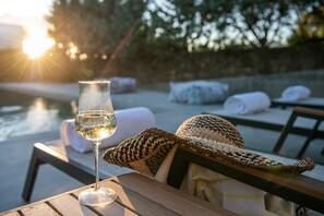 室外游泳池，提供泳池遮陽傘和日光浴躺椅