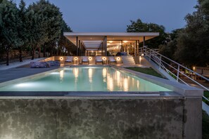 Outdoor pool, pool umbrellas, pool loungers - Villa 7 Masterwork Contemporary (Chania)