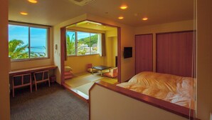 A hotel room with a bed, a desk, a chair, and a view of the ocean. - Sokai No Yado Narainokaze (Shimoda)