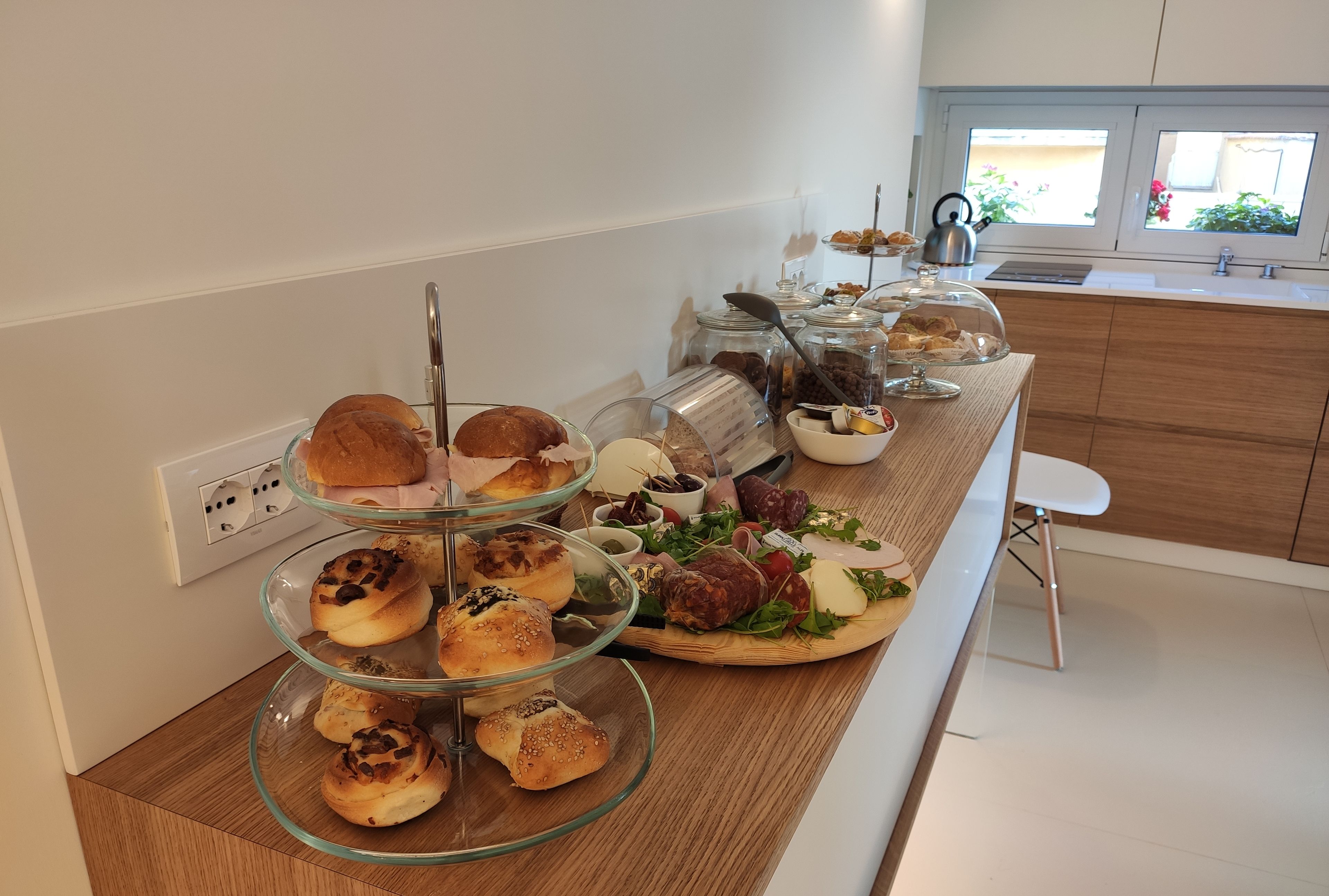 Tägliches Frühstücksbuffet (15 EUR pro Person)