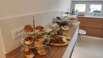 Se ofrece un desayuno bufé (15 EUR por persona)