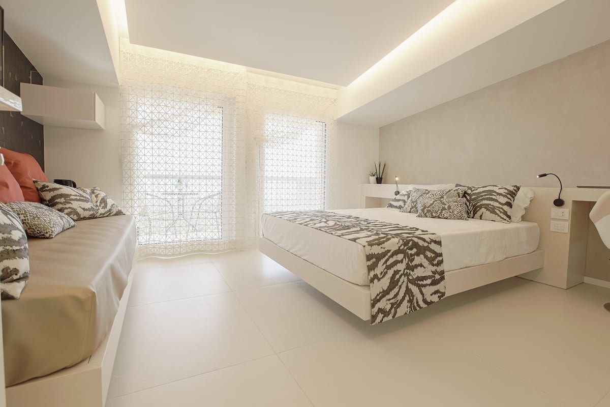 Panorama suite, 1 queensize bed, balkon, uitzicht op zee | 1 slaapkamer, Italiaanse Frette-lakens, luxe beddengoed, donsdekens