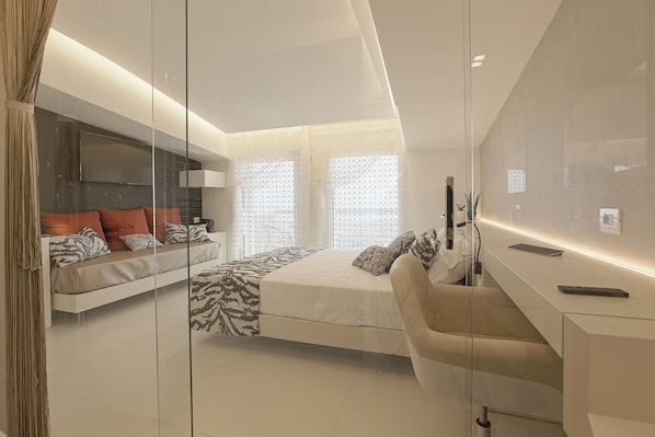 Panoramic-Suite, 1 Queen-Bett, Balkon, Meerblick | Italienische Bettbezüge von Frette, hochwertige Bettwaren