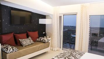 Suite panorámica, 1 cama de matrimonio, balcón, vistas al mar | 1 dormitorio, sábanas italianas Frette, ropa de cama de alta calidad