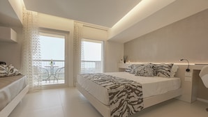Een moderne slaapkamer met een groot bed, een balkon en uitzicht op de stad.