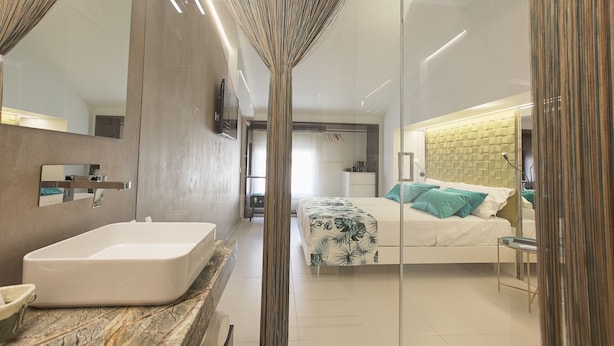 Een moderne badkamer met een groot bad, een spiegel en een douche.