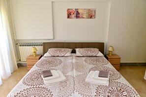 2 chambres, coffres-forts dans les chambres, fer et planche à repasser