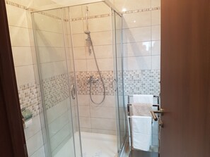 Combined shower/tub, hair dryer, towels, soap