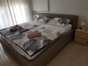2 chambres, coffres-forts dans les chambres, fer et planche à repasser