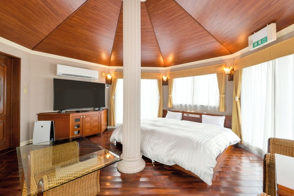 Tabla de planchar con plancha, wifi gratis y ropa de cama