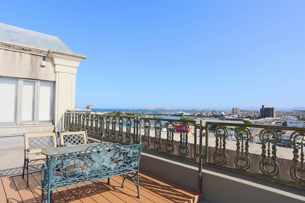 sky suite room, smoking | iron/ironing board, free wifi, bed sheets