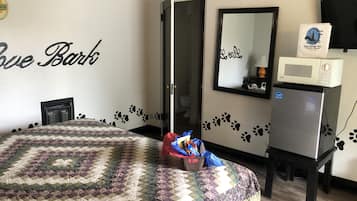 Design Single Room, 1 King Bed | Free WiFi, bed sheets