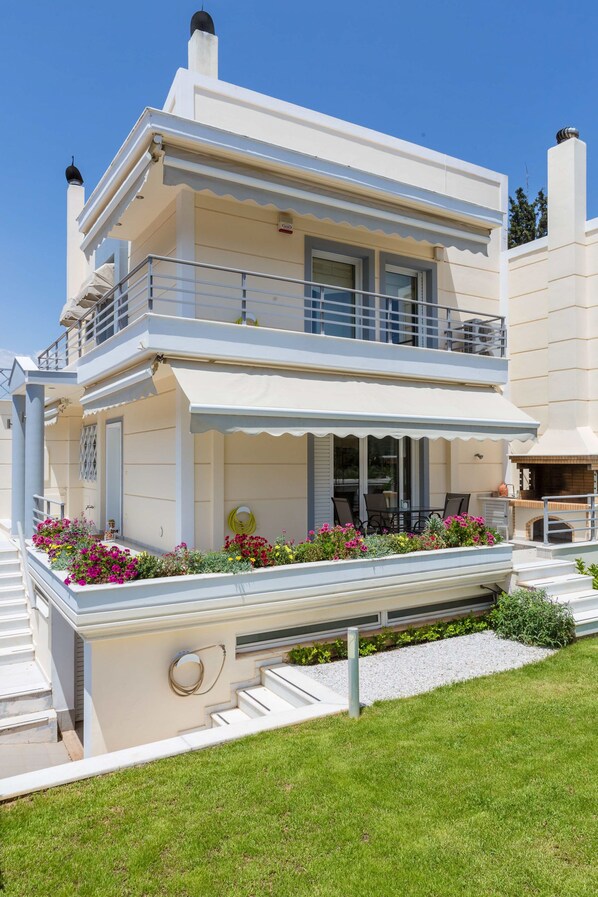 Exterior - Bright & Spacious two-floor Family Garden Home (Marathon)